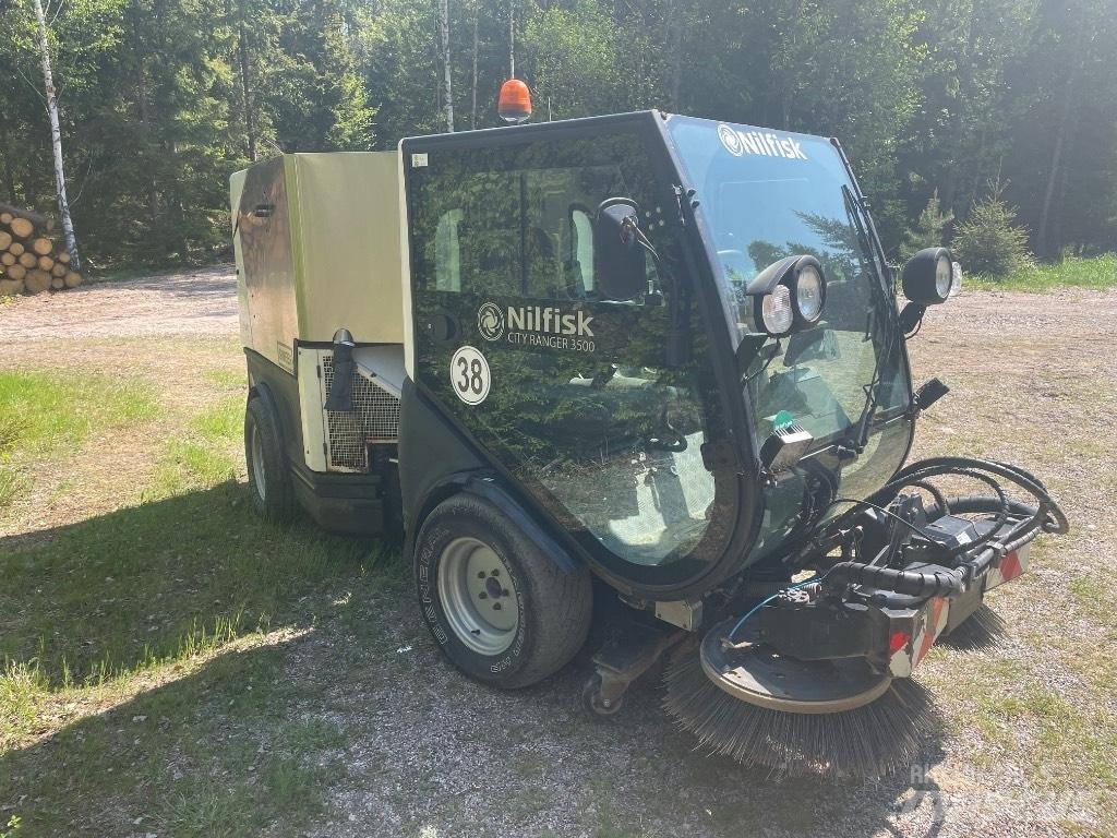 Nilfisk CR3500 Zametací stroje