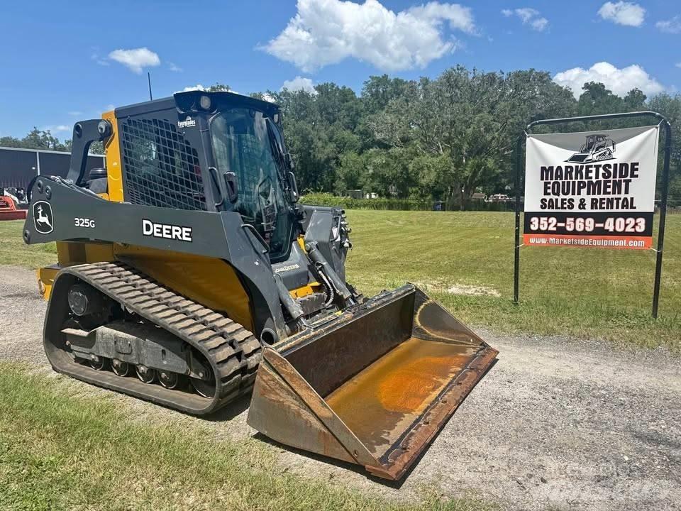 John Deere 325 Smykem řízené nakladače