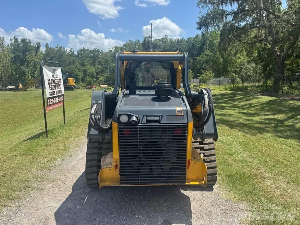John Deere 325 Smykem řízené nakladače