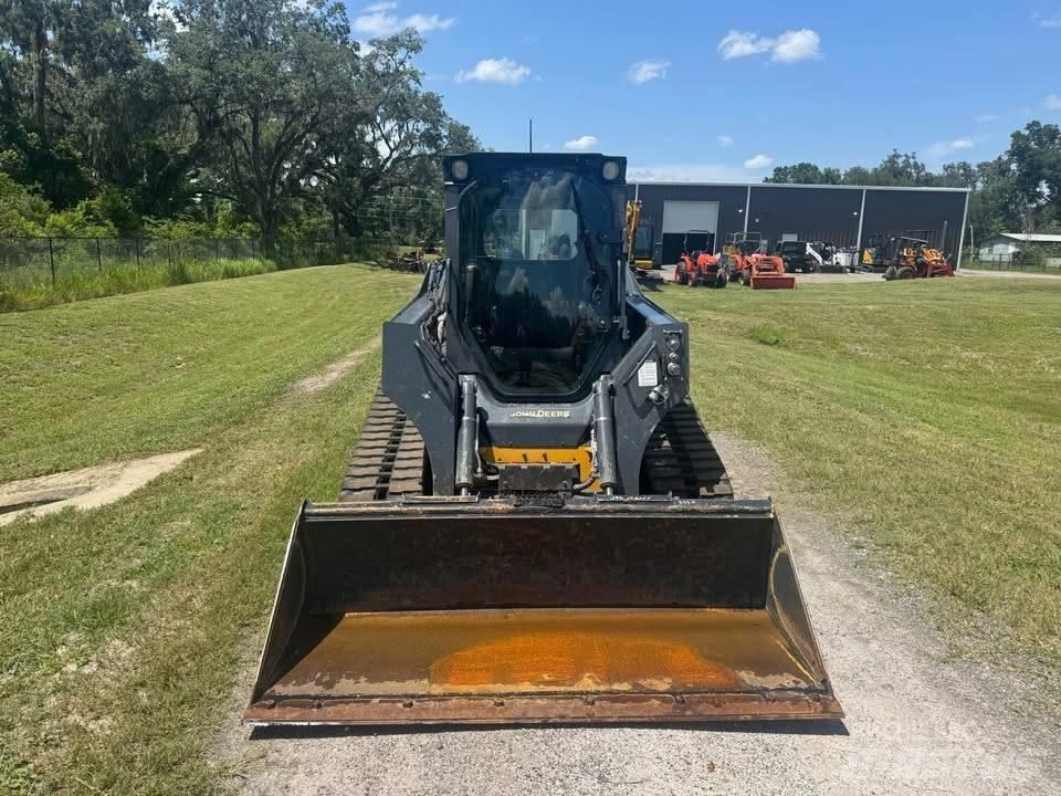 John Deere 325 Smykem řízené nakladače