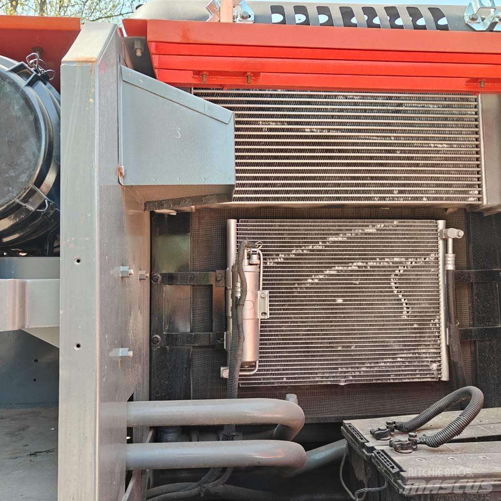 Hitachi ZX200 Pásová rýpadla