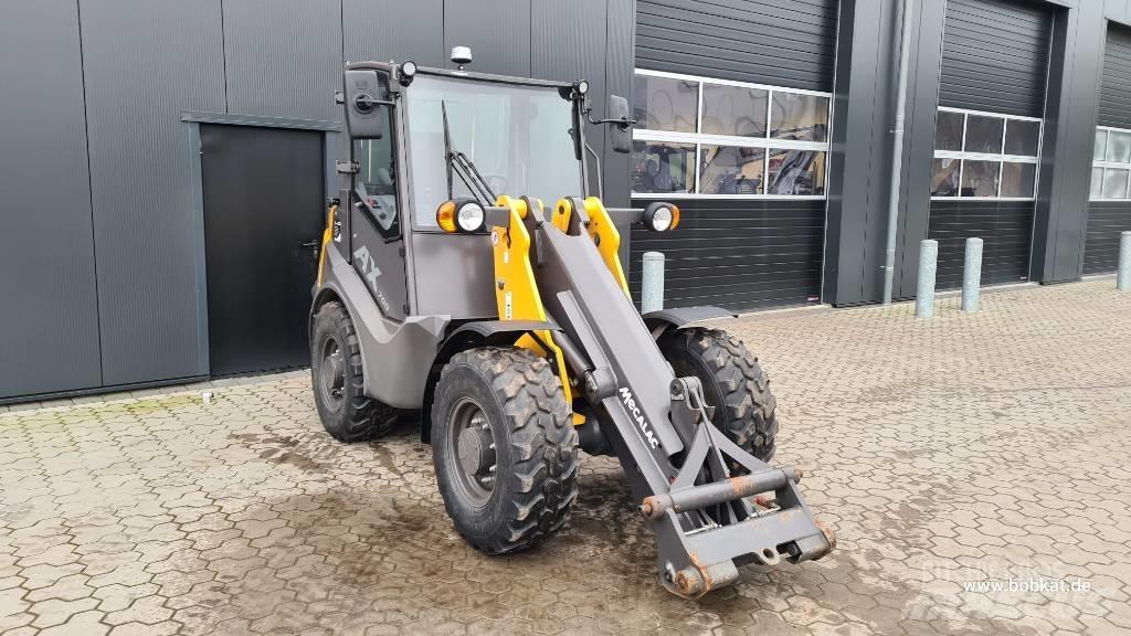 Mecalac AX 700 Kolové nakladače