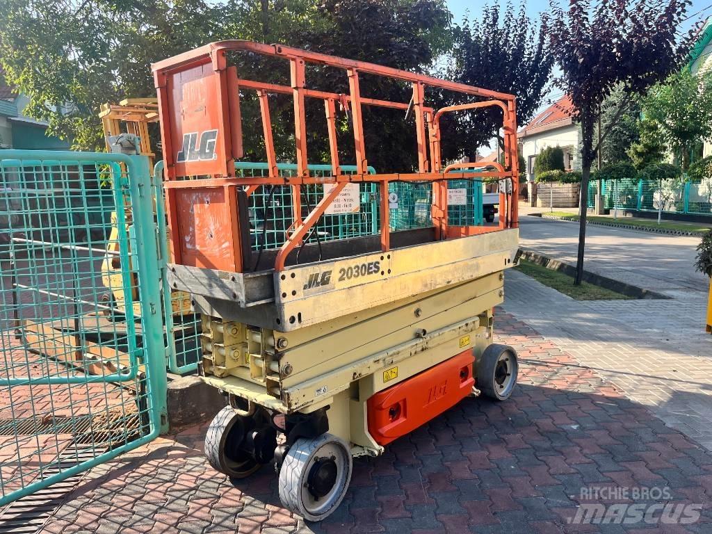 JLG 2030ES     V-3450 Vertikální sloupové výtahy