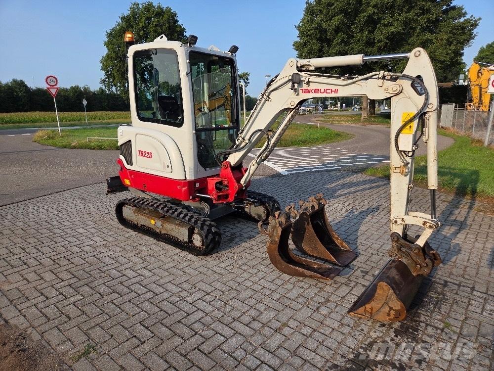 Takeuchi TB225 Mini rýpadla < 7t