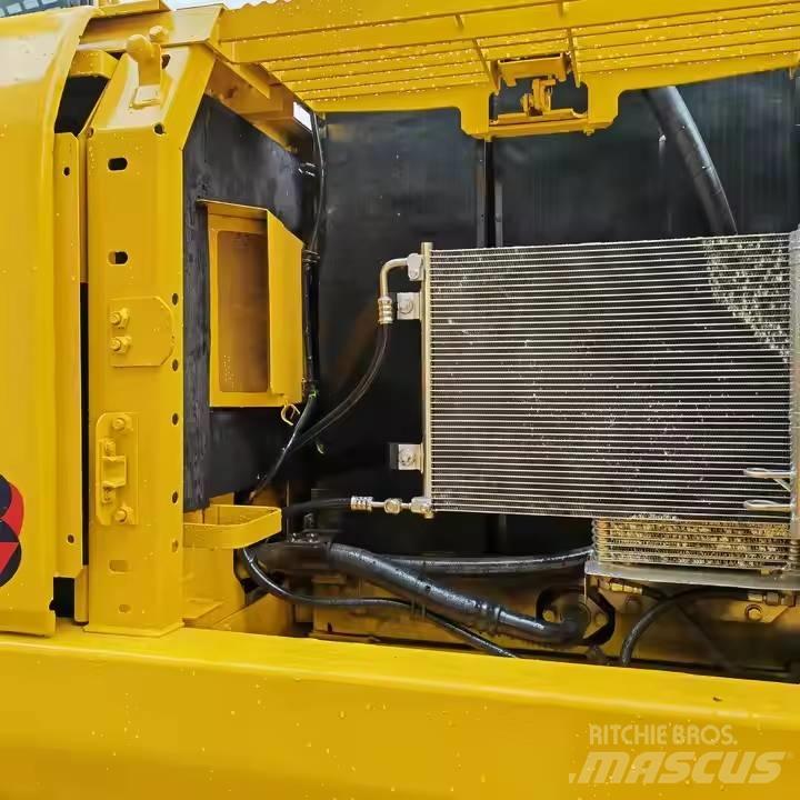 Komatsu PC220-8 Pásová rýpadla