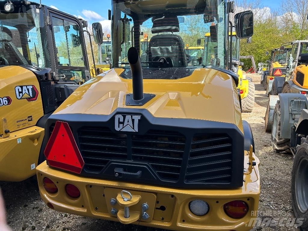 CAT 906 Kolové nakladače