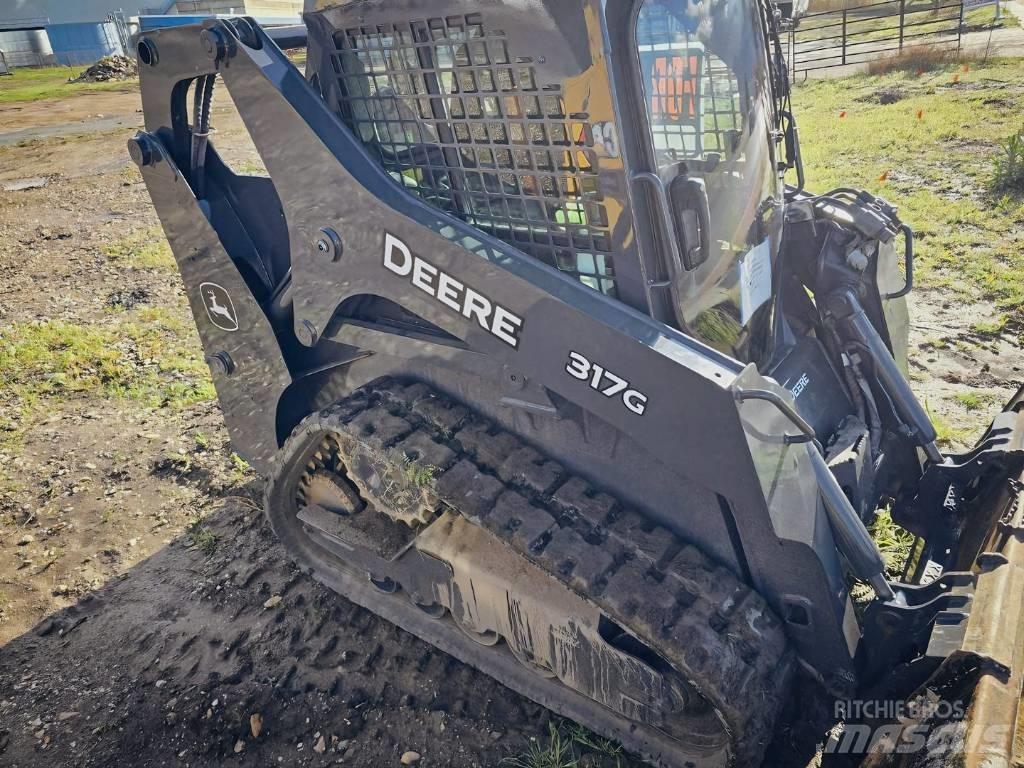 John Deere 317 G Smykem řízené nakladače