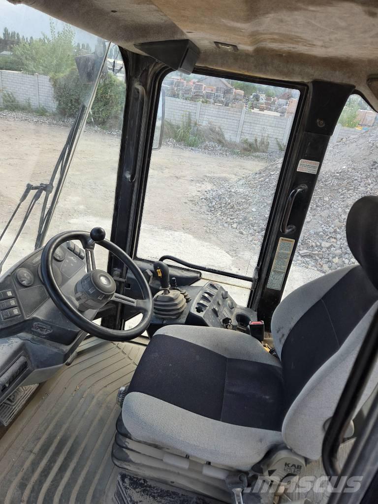 CAT 906 Kolové nakladače