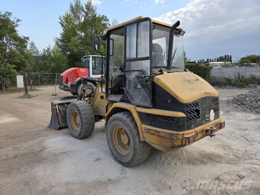 CAT 906 Kolové nakladače