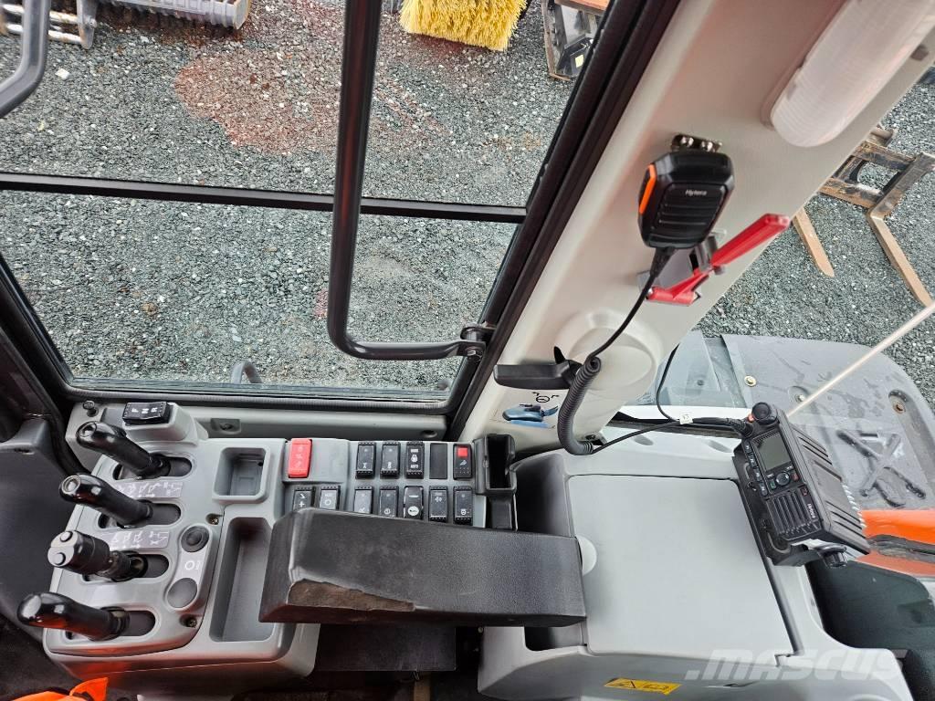 Hitachi ZW 180-6 Kolové nakladače