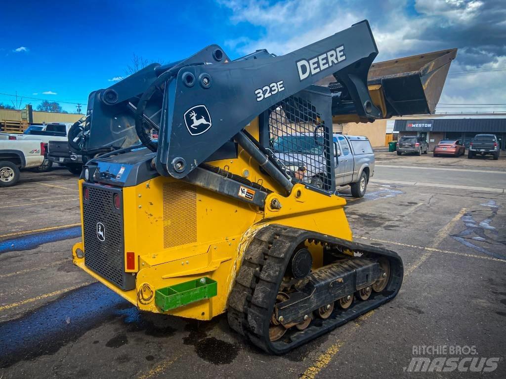 John Deere 323 E Smykem řízené nakladače