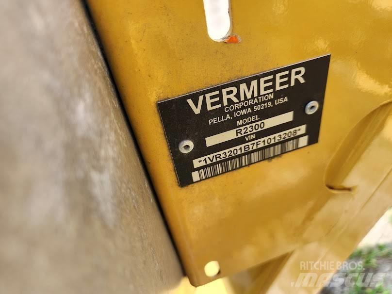 Vermeer R2300 Obraceče a shrabovače sena
