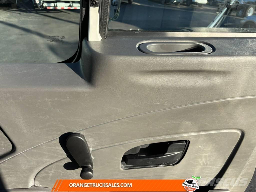 International 4300 Skříňová nástavba