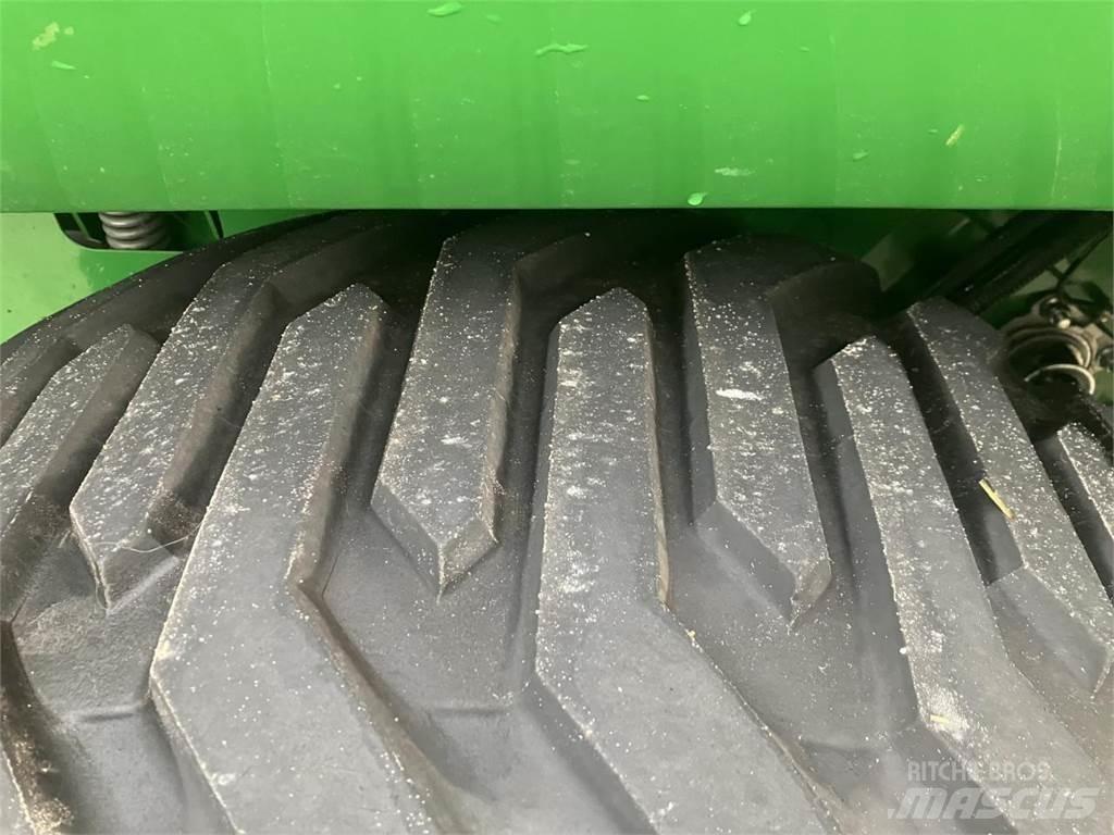 John Deere V461R Lis na válcové balíky