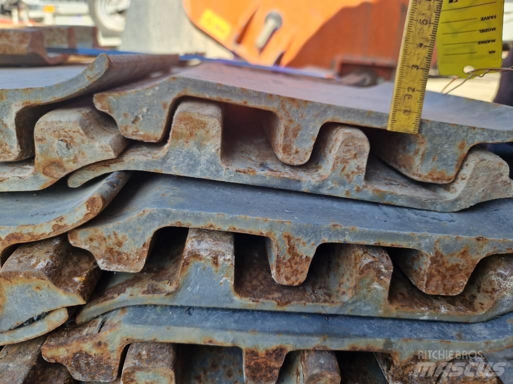 Volvo EC 200 Pásy, řetězy a podvozek