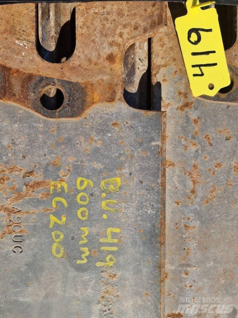Volvo EC 200 Pásy, řetězy a podvozek