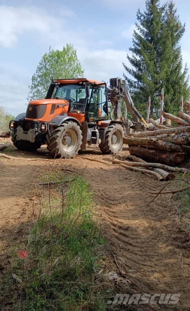 JCB Fastrac 3230 Lesní traktory