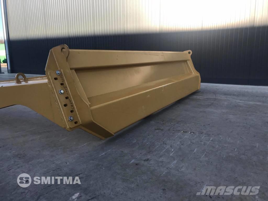 CAT 735C Zadní dveře