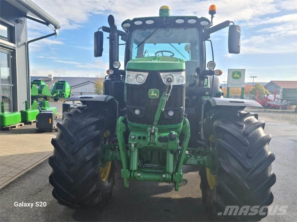 John Deere 6215R Traktory
