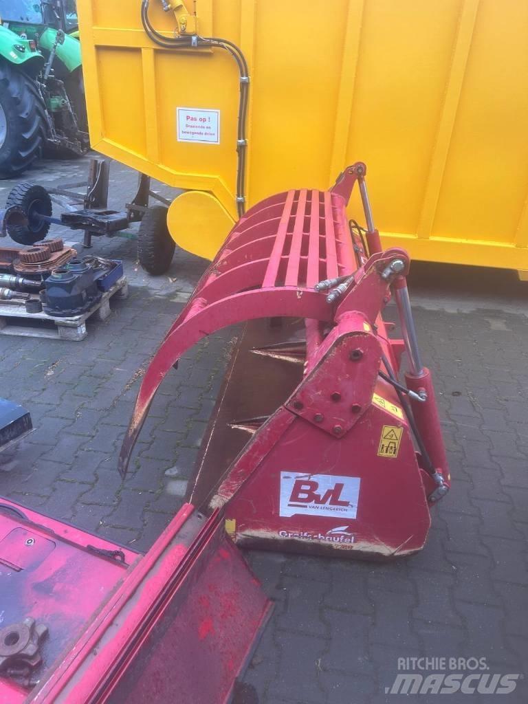 CLAAS Arion 520 CIS Traktory