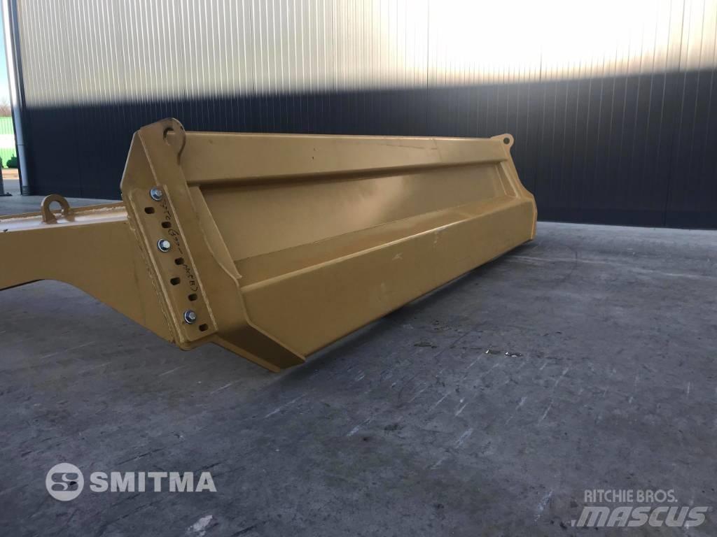 CAT 735C Zadní dveře