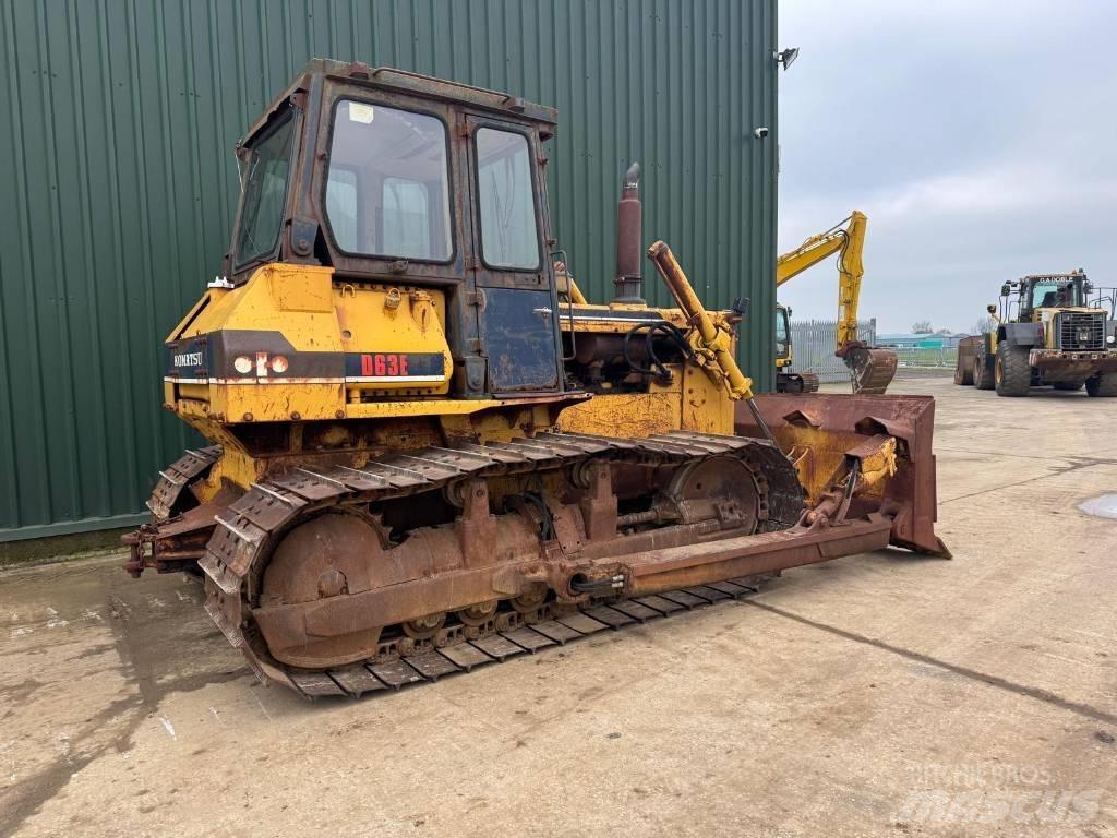 Komatsu D63E-1 Pásové dozery