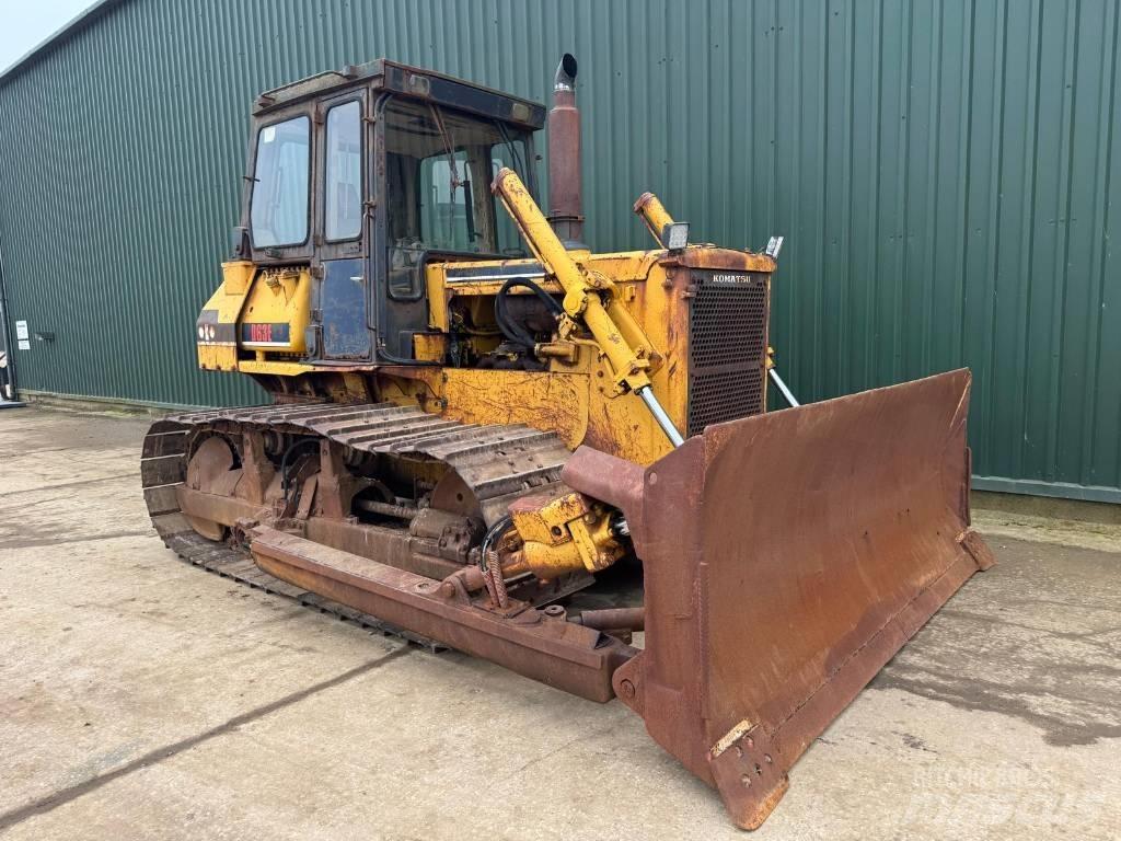 Komatsu D63E-1 Pásové dozery