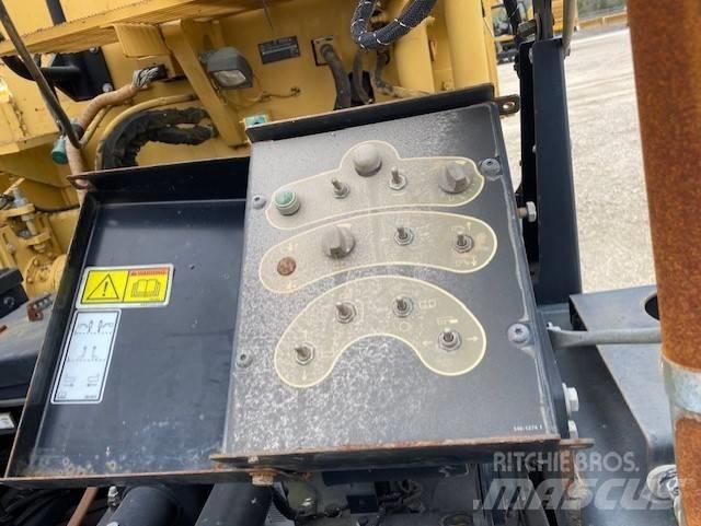 CAT AP1055E Finišery