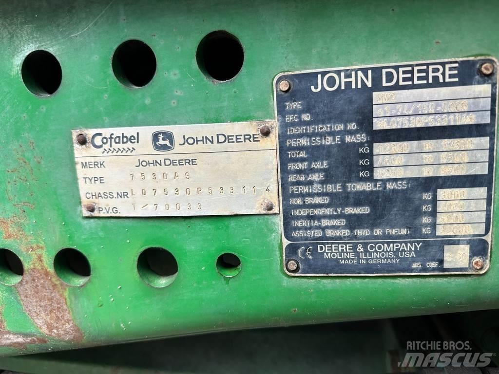 John Deere 7530 Traktory