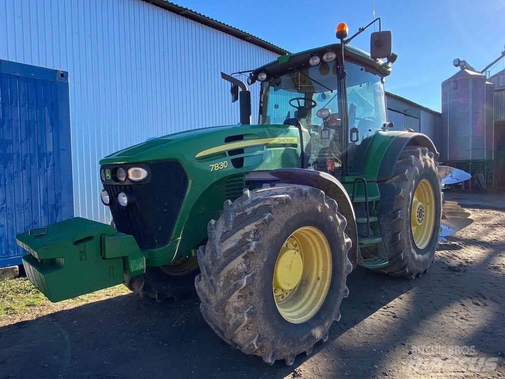 John Deere 7830 Traktory