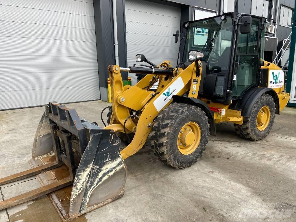 CAT 906 Kolové nakladače