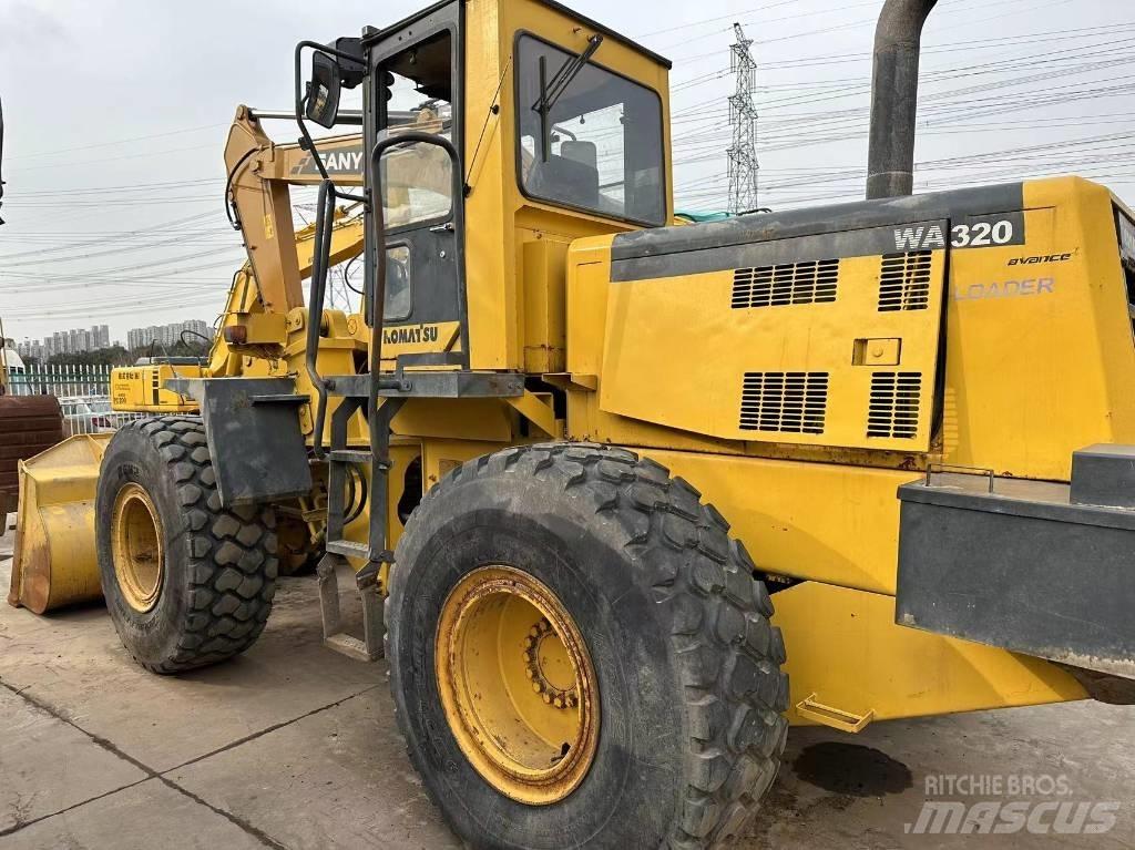 Komatsu WA 320 Kolové nakladače