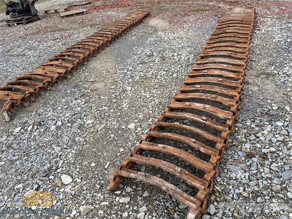 Clark ATF 600x26,5 Pásy, řetězy a podvozek