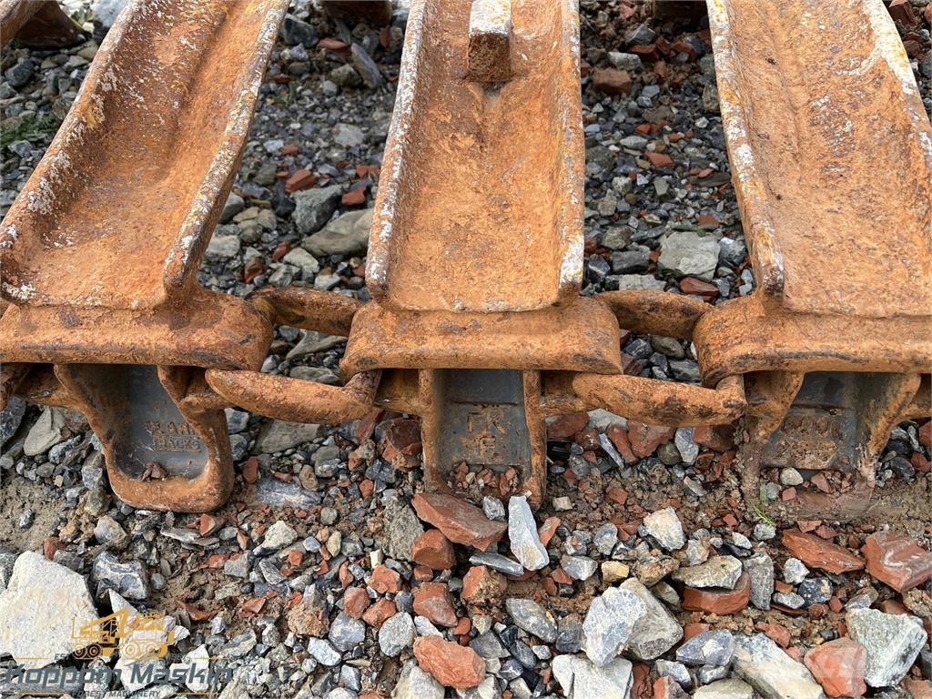 Clark ATF 600x26,5 Pásy, řetězy a podvozek