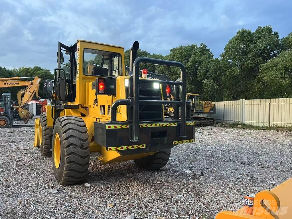 Komatsu WA 320-3 Kolové nakladače