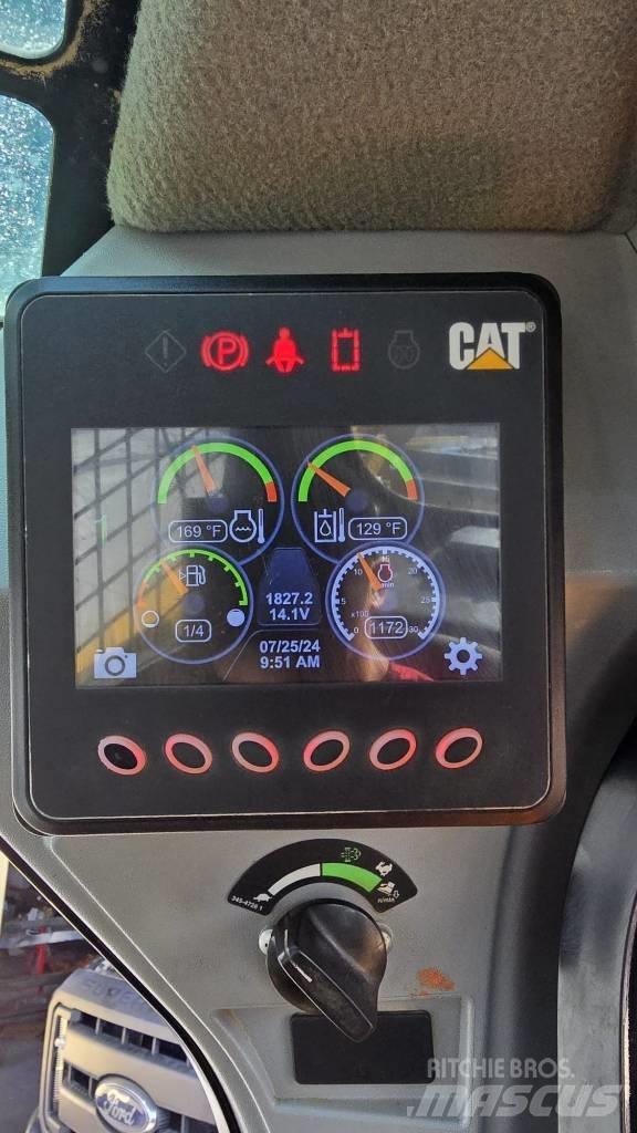 CAT 259D3 Smykem řízené nakladače