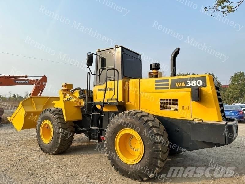 Komatsu WA380 Kolové nakladače