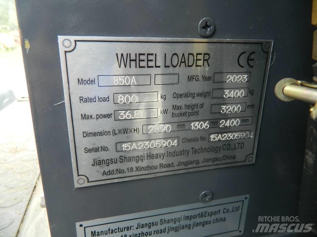Attack 850A Čelní nakladače a rypadla