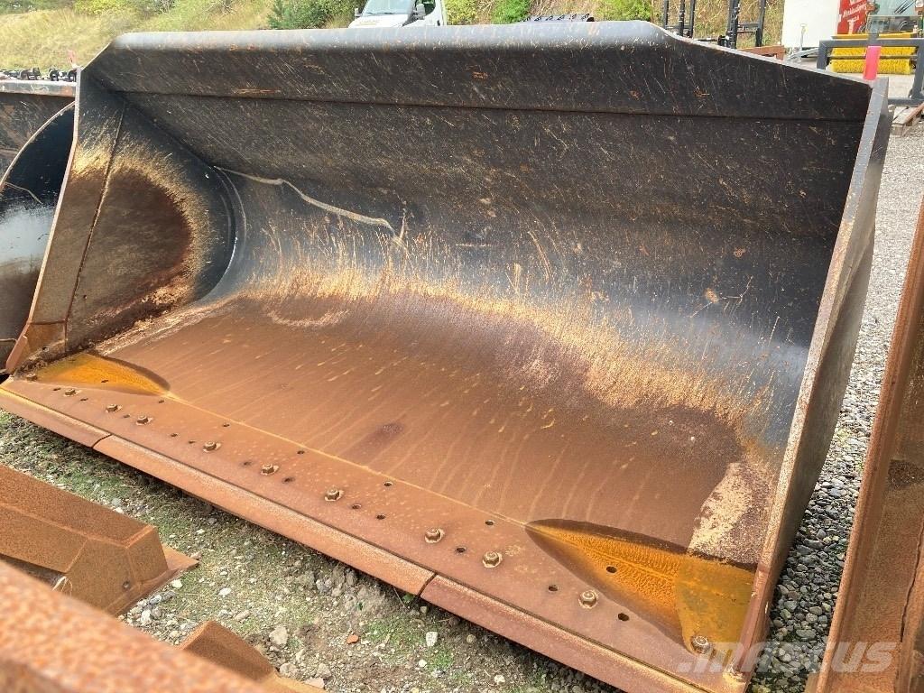 CASE 821 Skovl Kolové nakladače