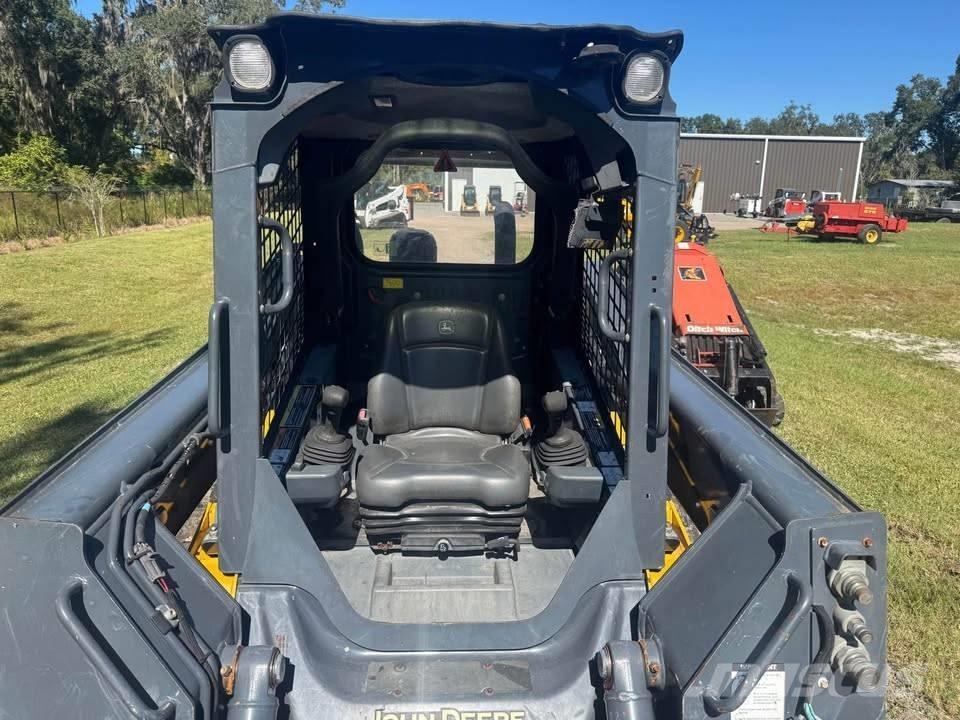 John Deere 325 Smykem řízené nakladače