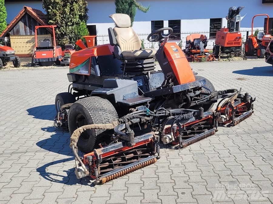 Jacobsen 305 Sekačky namontované a tažené