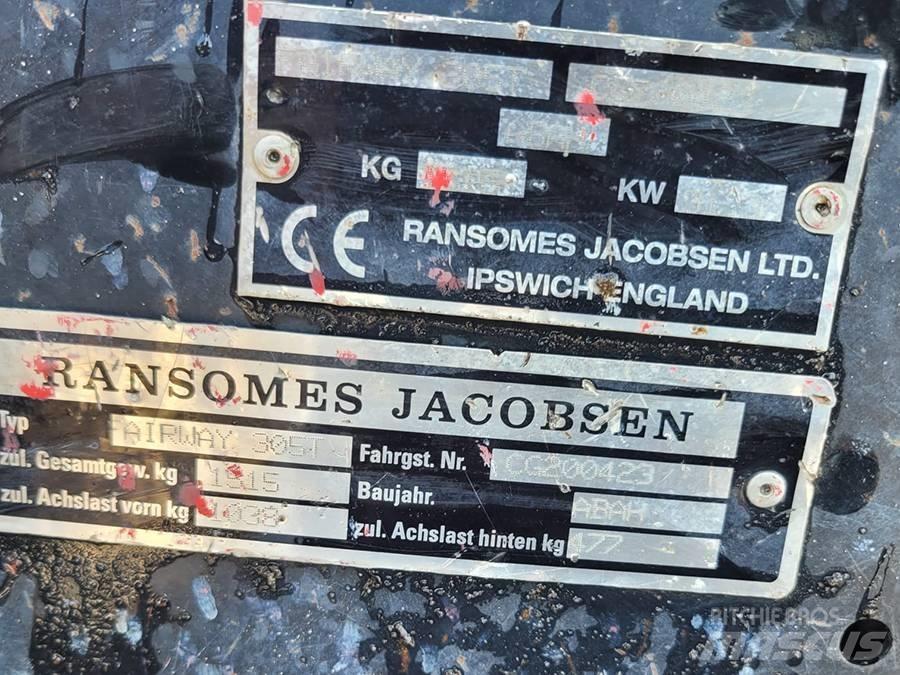 Jacobsen 305 Sekačky namontované a tažené