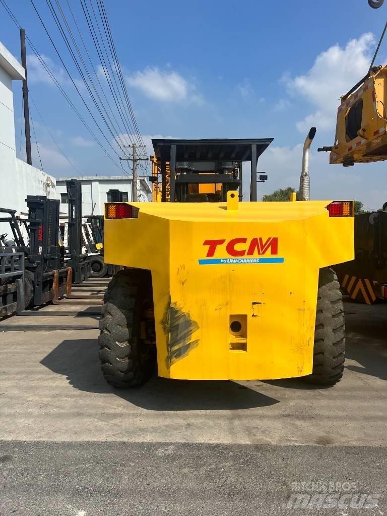 TCM FD250 Teleskopické manipulátory