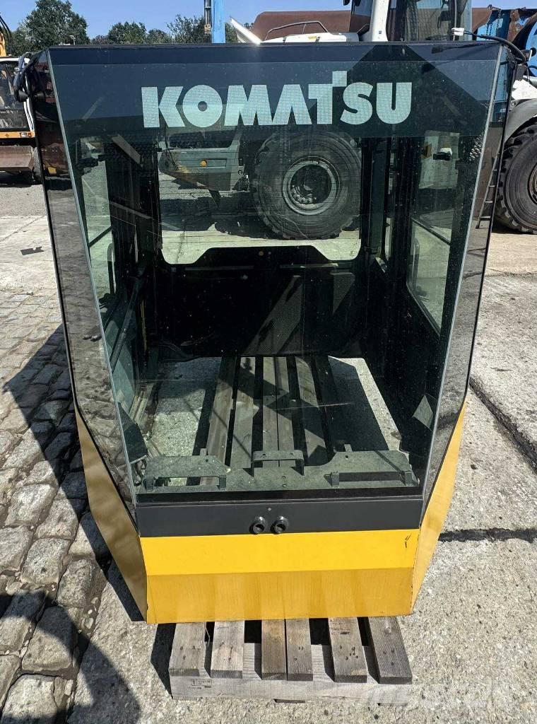 Komatsu WA 470-5 Kabiny a interiér