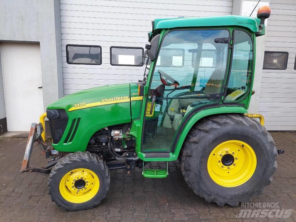 John Deere 3320 Kompaktní traktory