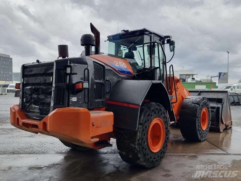 Hitachi ZW 250 Kolové nakladače