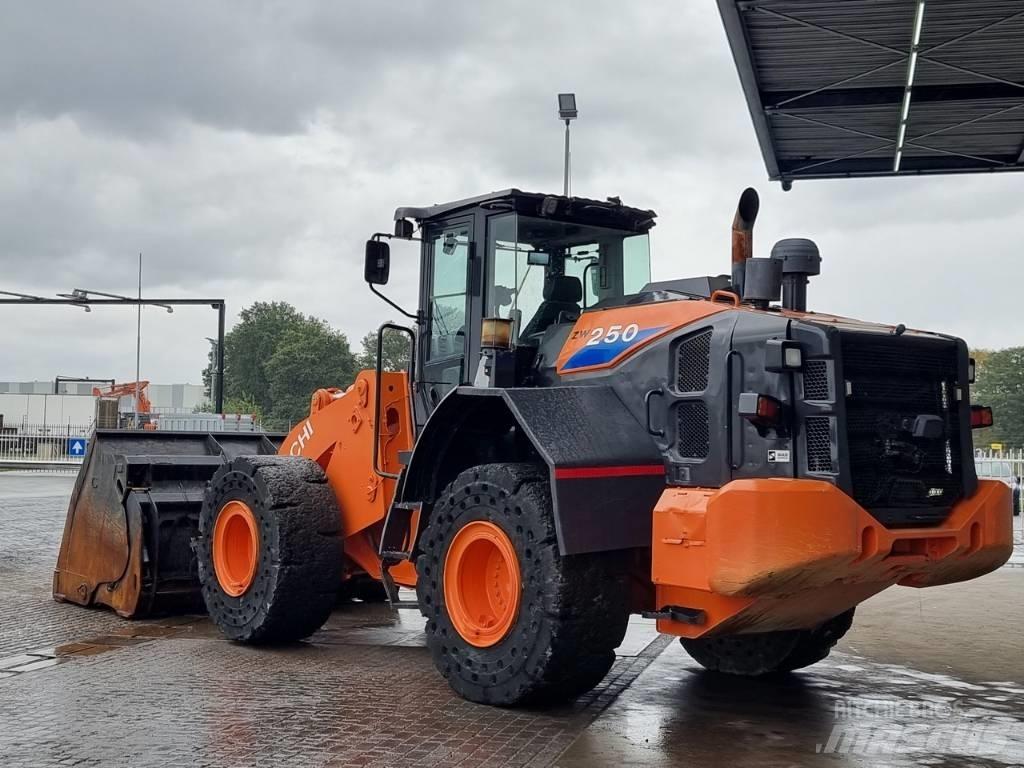 Hitachi ZW 250 Kolové nakladače
