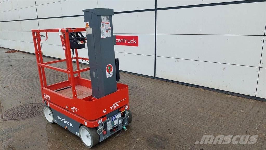 SkyJack SJ12 Vertikální sloupové výtahy