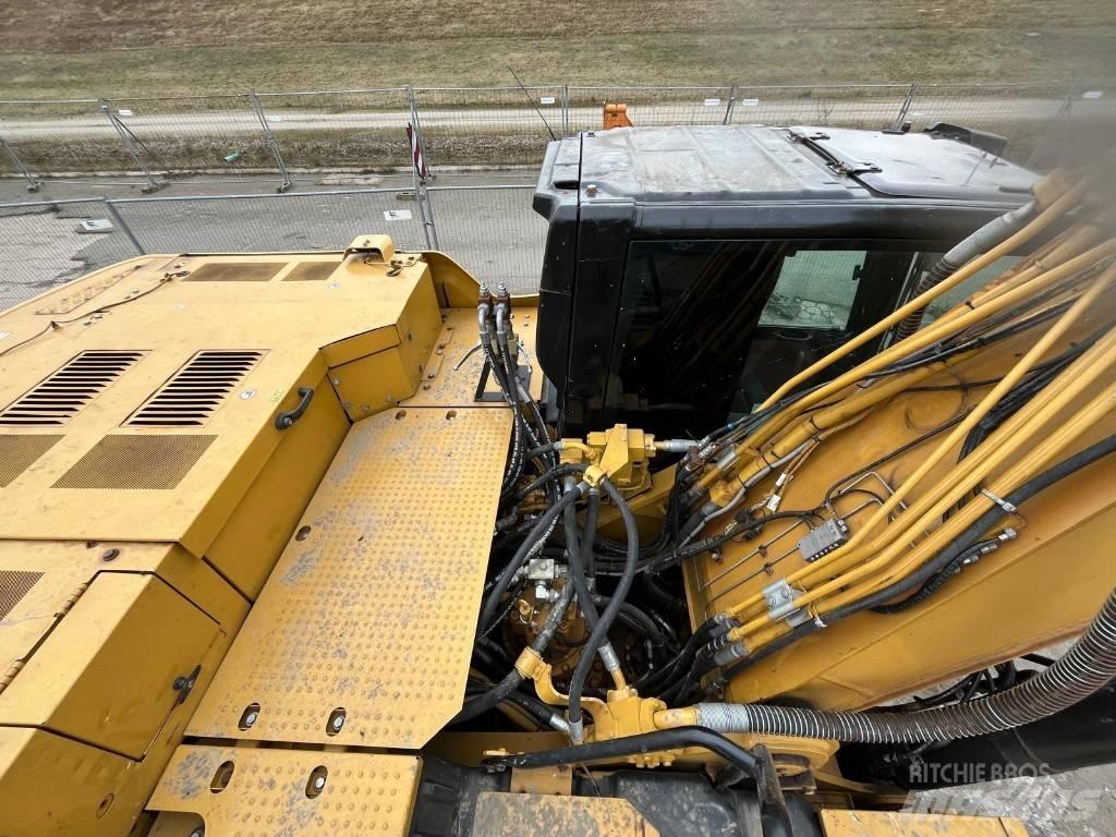 CAT 330 Pásová rýpadla