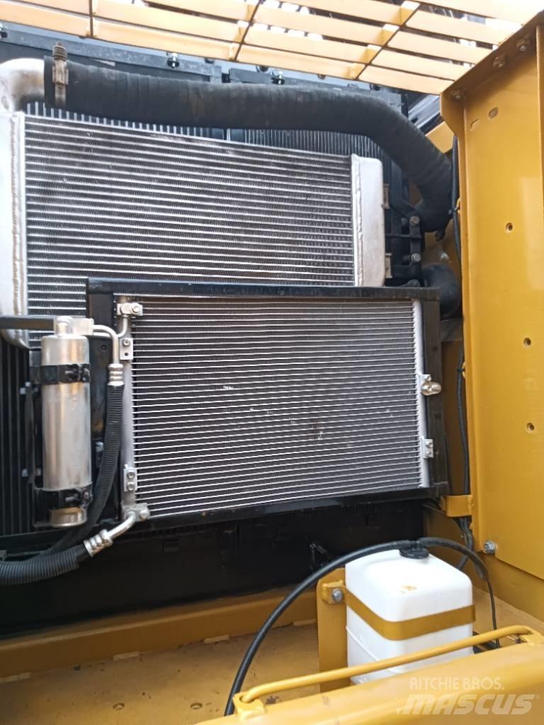 CAT 320D2 Midi rýpadla 7t - 12t